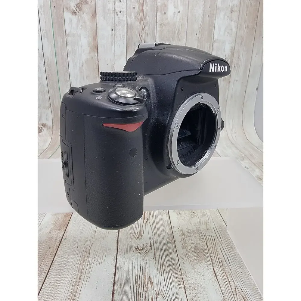 Nikon D5000 12.3 MP Digital SLR Camera Body Black W/Charger & 2 Battery's